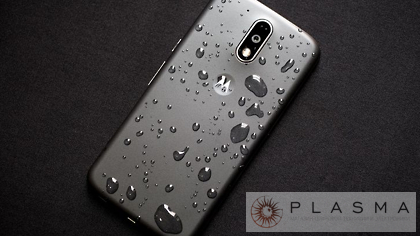 Обзор телефона Moto g4 от компании Motorola - покрытие телефона является водоотталкивающим