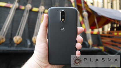 Обзор телефона Moto g4 от компании Motorola - расположение в руке