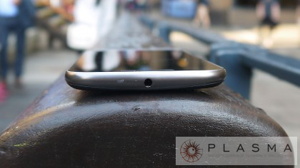 Обзор телефона Moto g4 от компании Motorola - разъем 3.5 мм расположен строго по центру